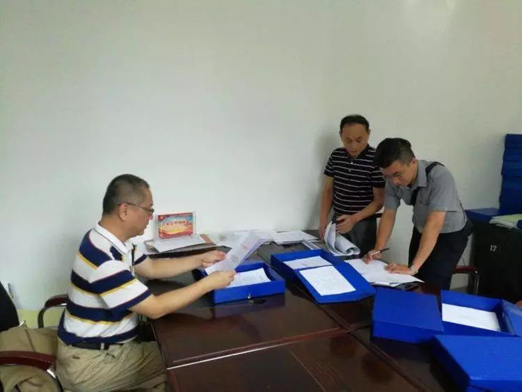 龍華區脫貧攻堅大比武臺賬專項督導組一行到新坡鎮、遵譚鎮檢查指