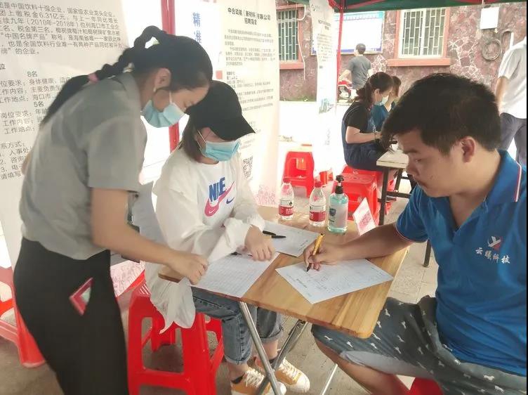 送崗位下鄉 促精準就業 秀英區將100余個崗位送至永興鎮