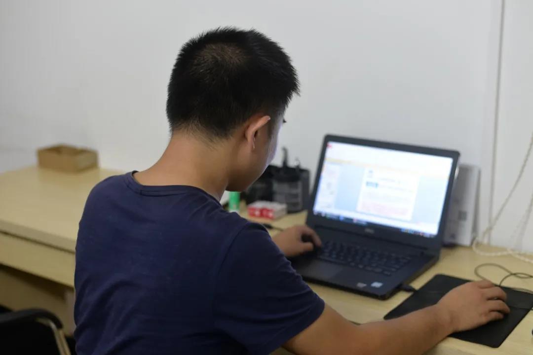 奮斗致青春—瓊山區(qū)龍?zhí)伶?zhèn)高校畢業(yè)生杜經(jīng)旺走上就業(yè)脫貧路！