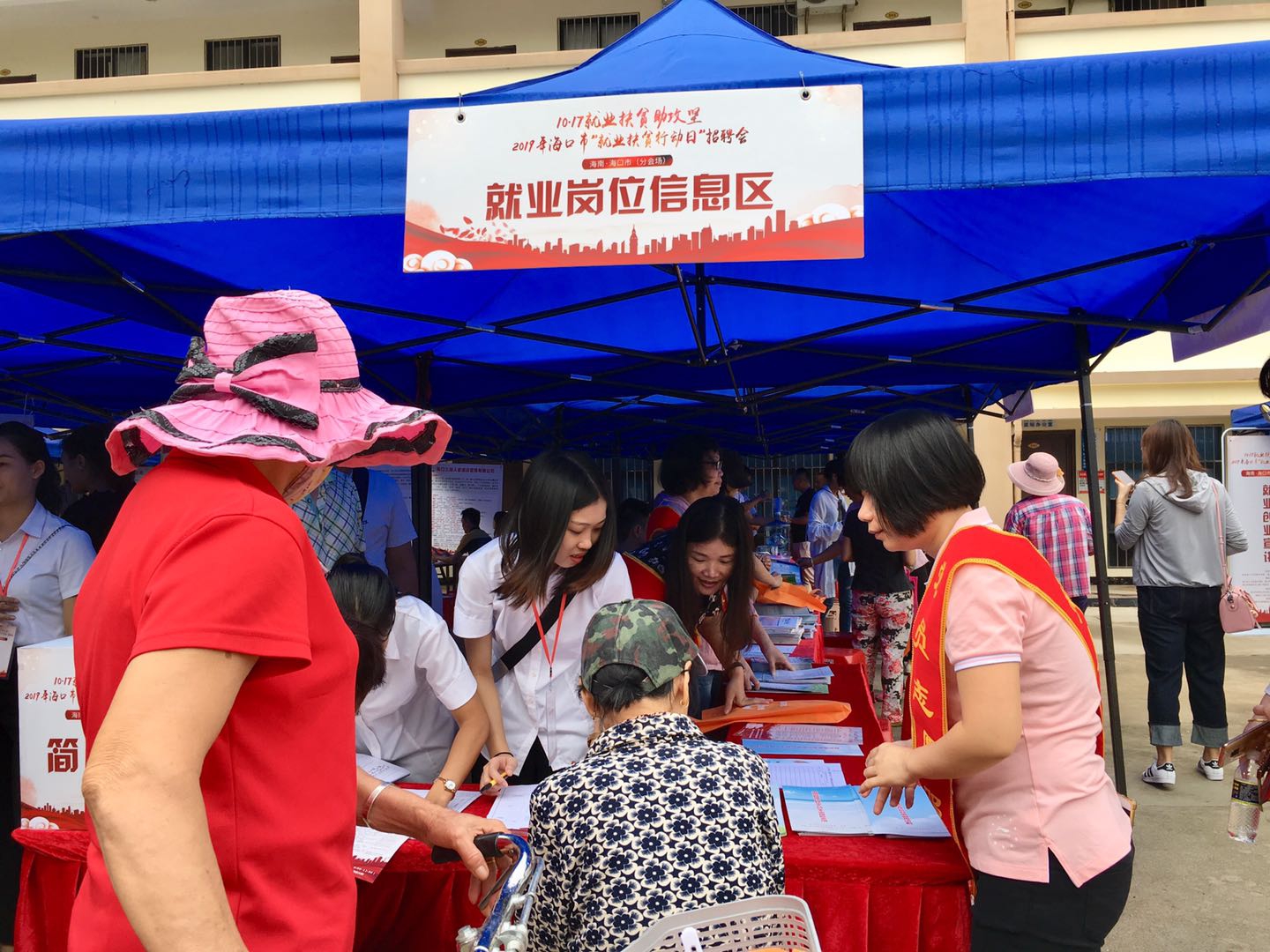 精準(zhǔn)施策聚合力 就業(yè)幫扶助脫貧——最美扶貧人王嫚妮