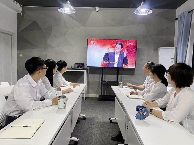 新視線人力黨支部組織觀看“黨課開講啦”系列課程第二講《偉大建