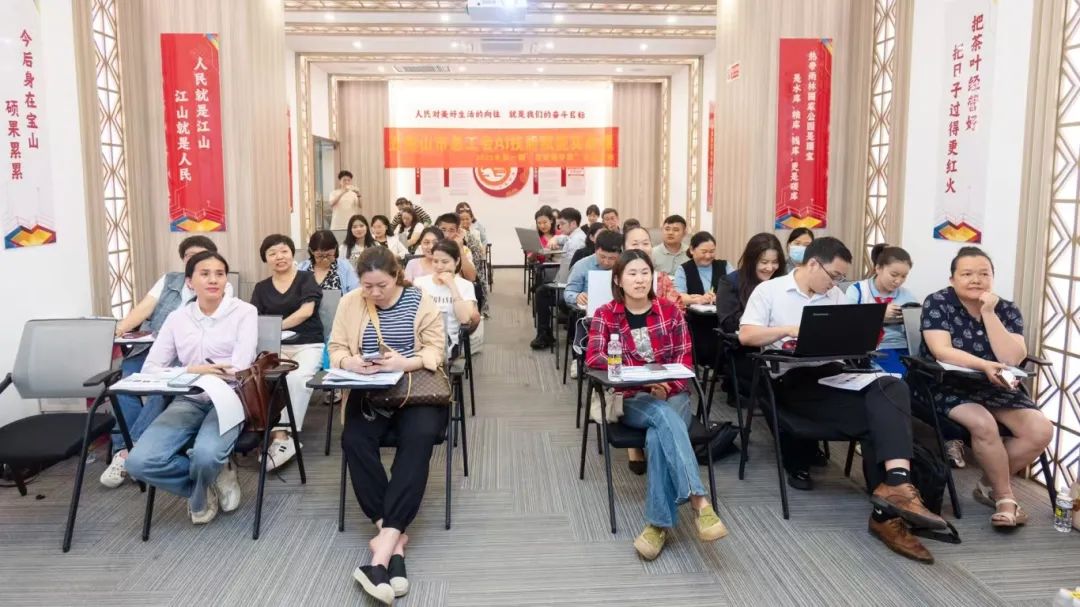 開(kāi)啟工會(huì)會(huì)員AI新征程——五指山市總工會(huì)AI技能賦能實(shí)戰(zhàn)課（第一期）圓滿(mǎn)舉辦